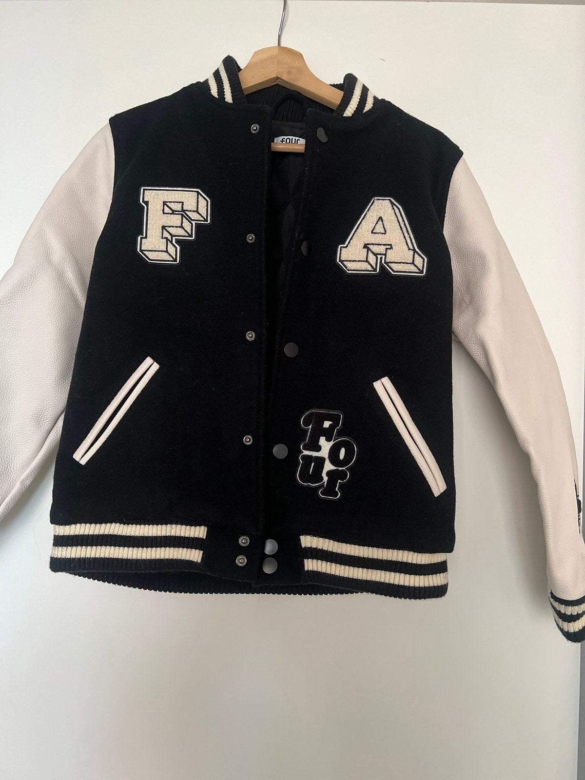 Four Baseball jacket unisex(nieuw), Ophalen of Verzenden, Nieuw, Jongen of Meisje, Jas