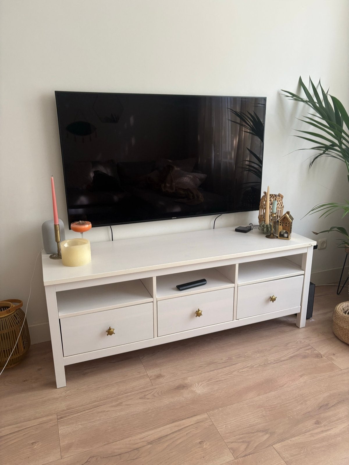 IKEA TV-kastje met gepersonaliseerde deurknoppen, Ophalen, Gebruikt, 100 tot 150 cm, Minder dan 100 cm