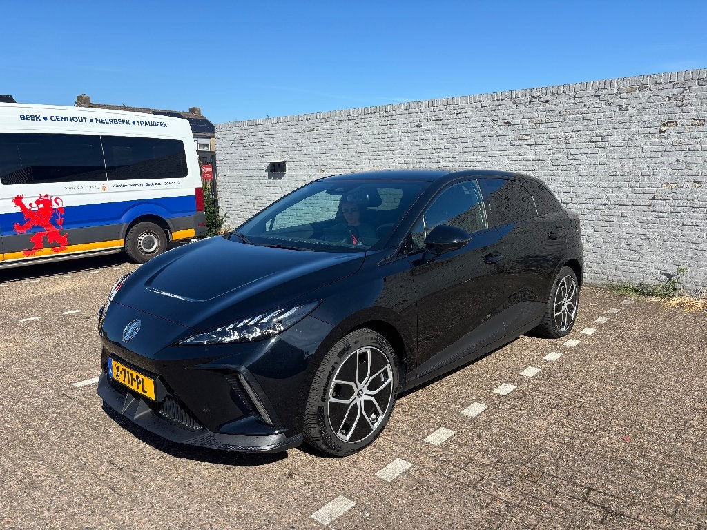 MG4 64kWh 204pk 2023 Zwart, Automaat, Achterwielaandrijving, Zwart, Elektrische buitenspiegels
