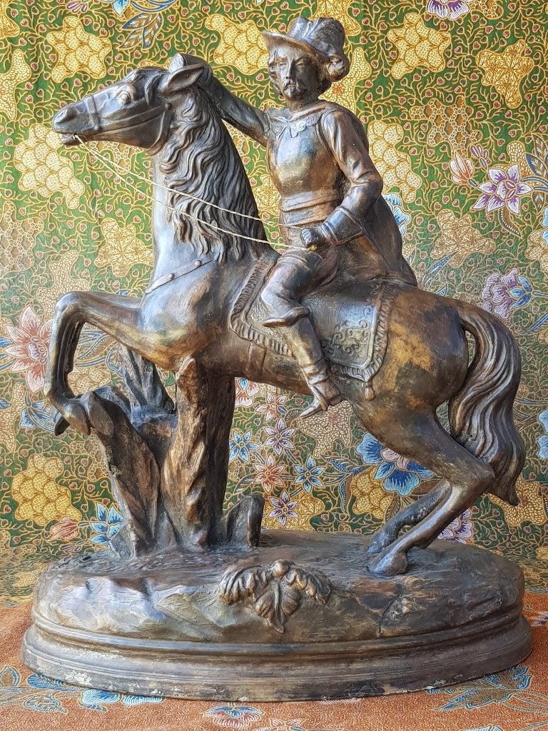 Edelman op paard mooi antiek beeld uit Frankrijk 41 cm. 1900