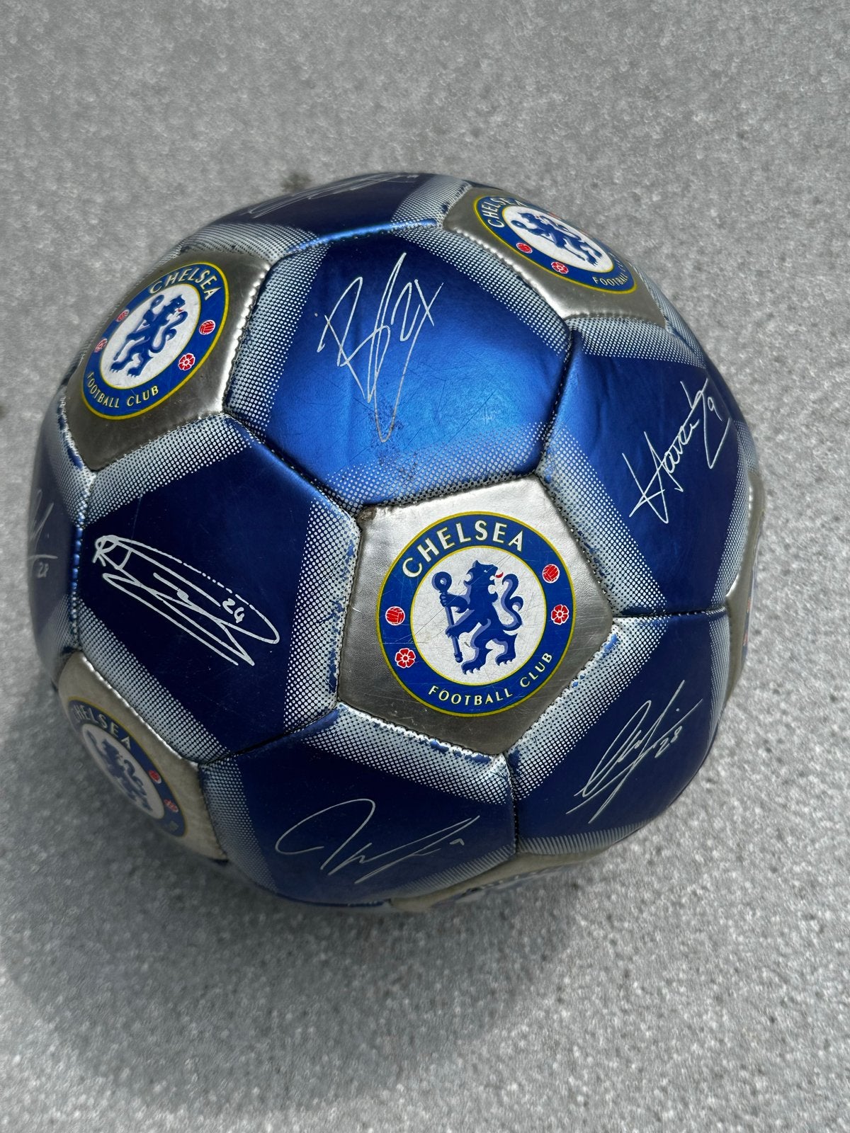 Chelsea FC Voetbal met handtekeningen, Sport en Fitness, Voetbal, Ophalen of Verzenden, Zo goed als nieuw, Bal