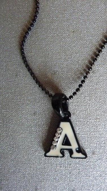 Ketting met hanger 'A', Zwart, Ophalen of Verzenden, Zo goed als nieuw, Overige materialen