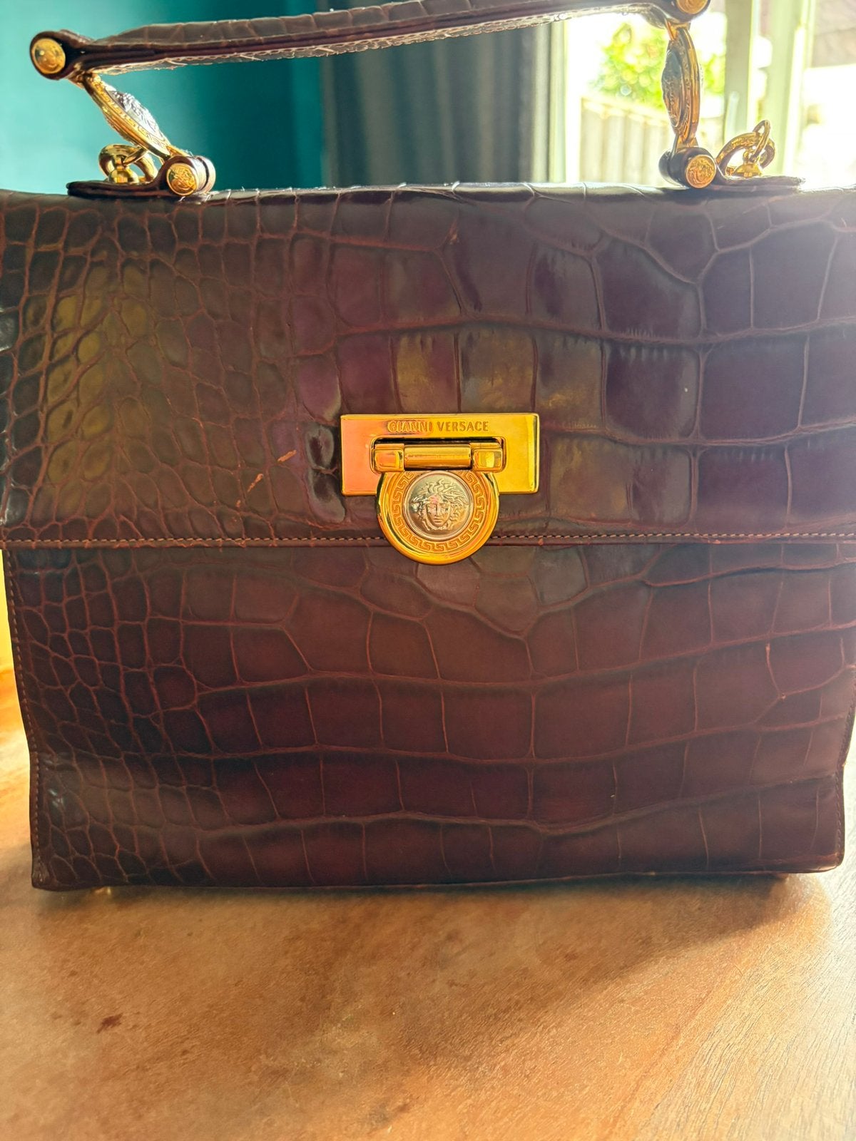 Vintage Gianni Versace Crossbody/tophandle Crocodile Medusa, Ophalen of Verzenden, Gebruikt, Rood, Schoudertasje