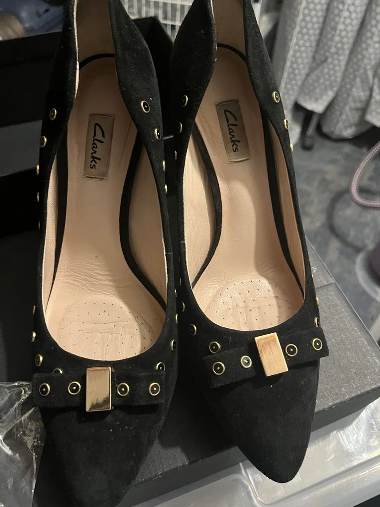 Clarks Zwarte Suède Pumps met Gouden Details - Maat 40, Kleding | Dames, Schoenen, Pumps, Zwart, Ophalen of Verzenden, Zo goed als nieuw