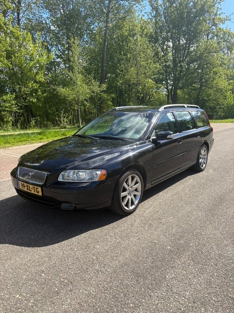 Volvo V70 2.4 D AUT 2007 Zwart, Auto's, Achterwielaandrijving, 1800 kg, Beige, Stationwagon