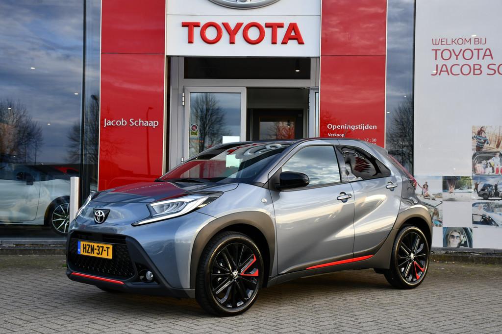 Toyota Aygo X 1.0 VVT-i S-CVT Undercover Jun Takahashi Limit, Auto's, 12 maanden, Gebruikt, 4 stoelen, Leder en Stof
