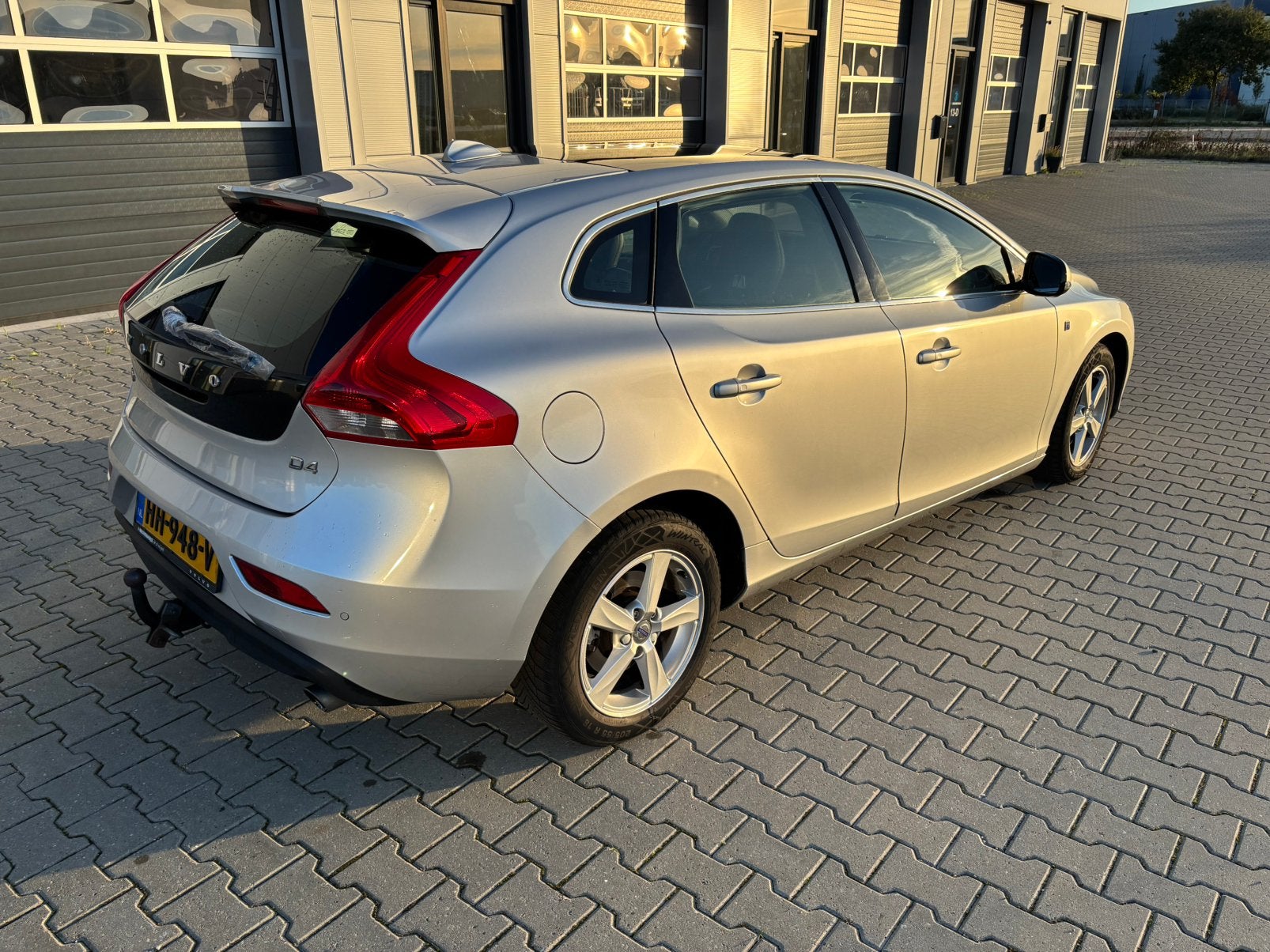 Volvo V40 D4 2.0 140KW/190PK Aut-8 2015 Grijs APK 27-10-2027, Auto's, Dealer onderhouden, Verwarmde buitenspiegels, Diesel, Particulier