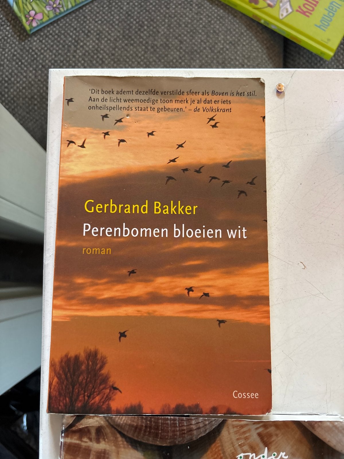 Verplicht leesboek NHL Stenden - Perenbomen bloeien wit, Boeken, Ophalen of Verzenden, Gelezen, Nederland