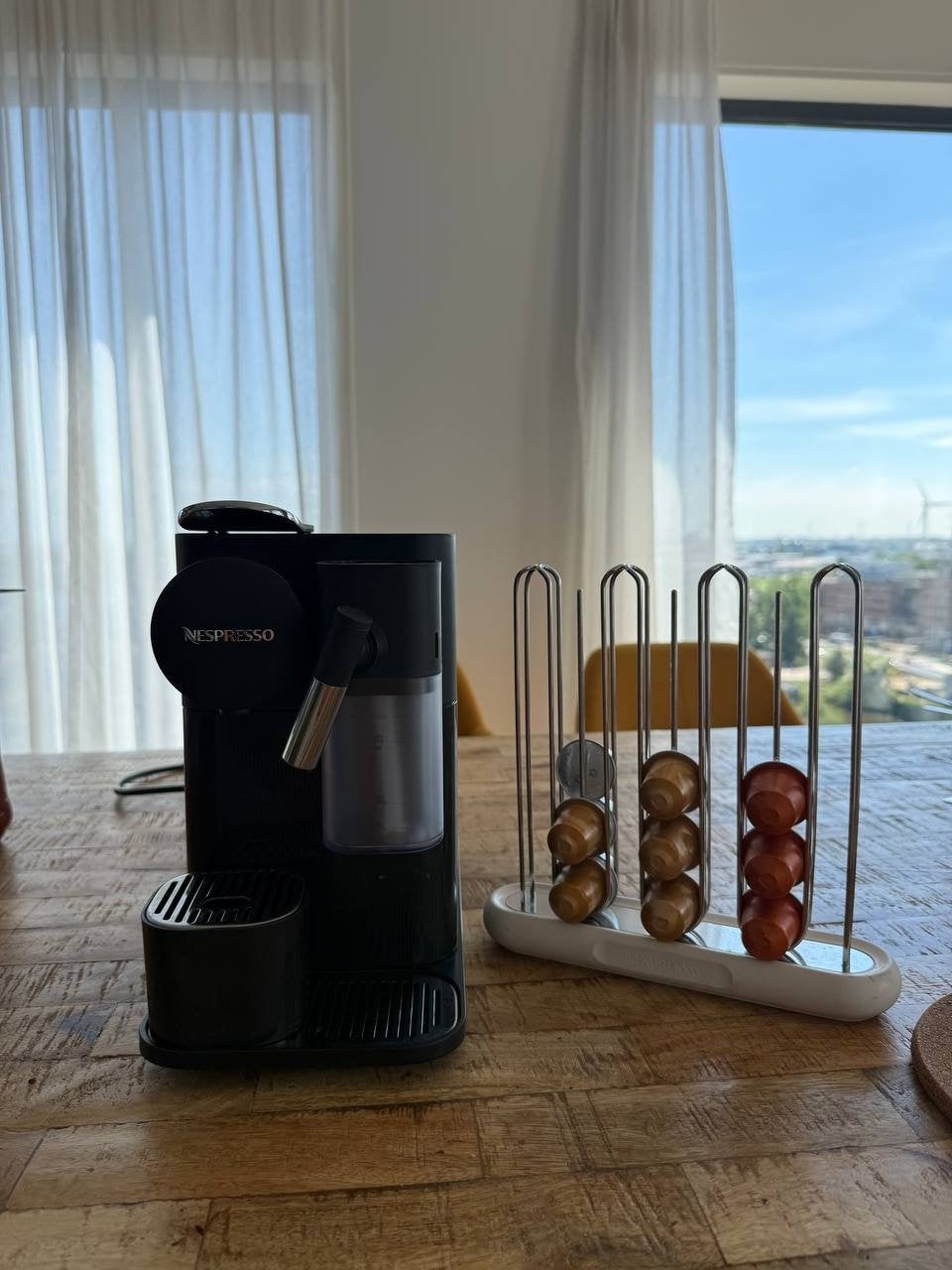 Nespresso Lattissima One Coffee Machine + Capsule Holder, Witgoed en Apparatuur, Koffiezetapparaten, Ophalen, Gebruikt, Koffiemachine