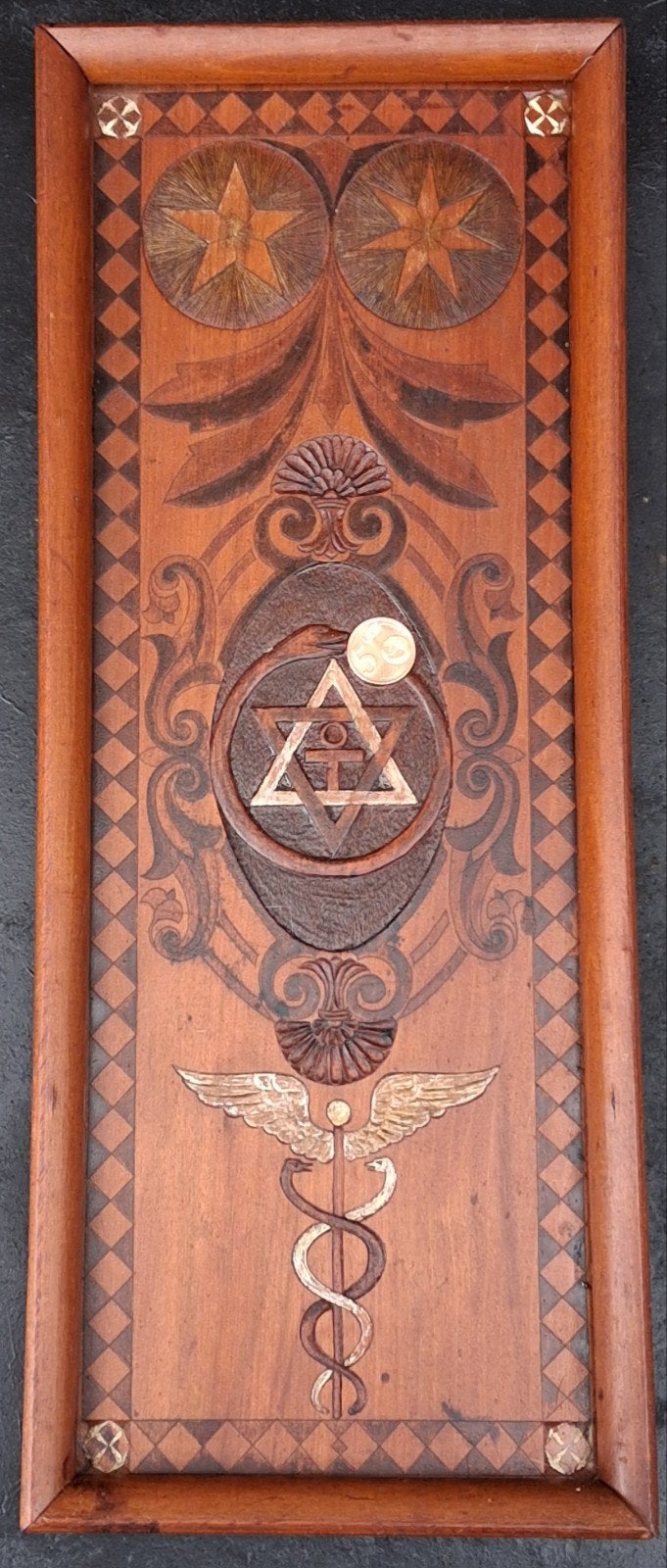 Symbolisch/spiritueel houtsnijwerk. Ca 1900/1940.* Zie tekst, Ophalen