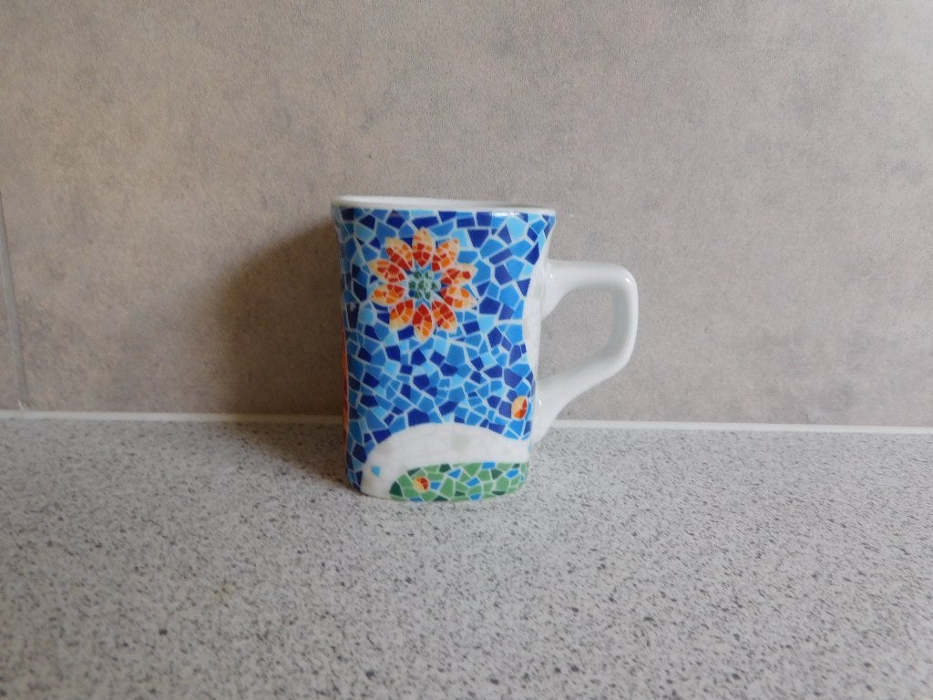 Kopje 7,5x6 cm. Guell Mozaiek Antoni Gaudi Barcelona, Ophalen of Verzenden, Zo goed als nieuw, Overige stijlen, Kop(pen) en/of Schotel(s)