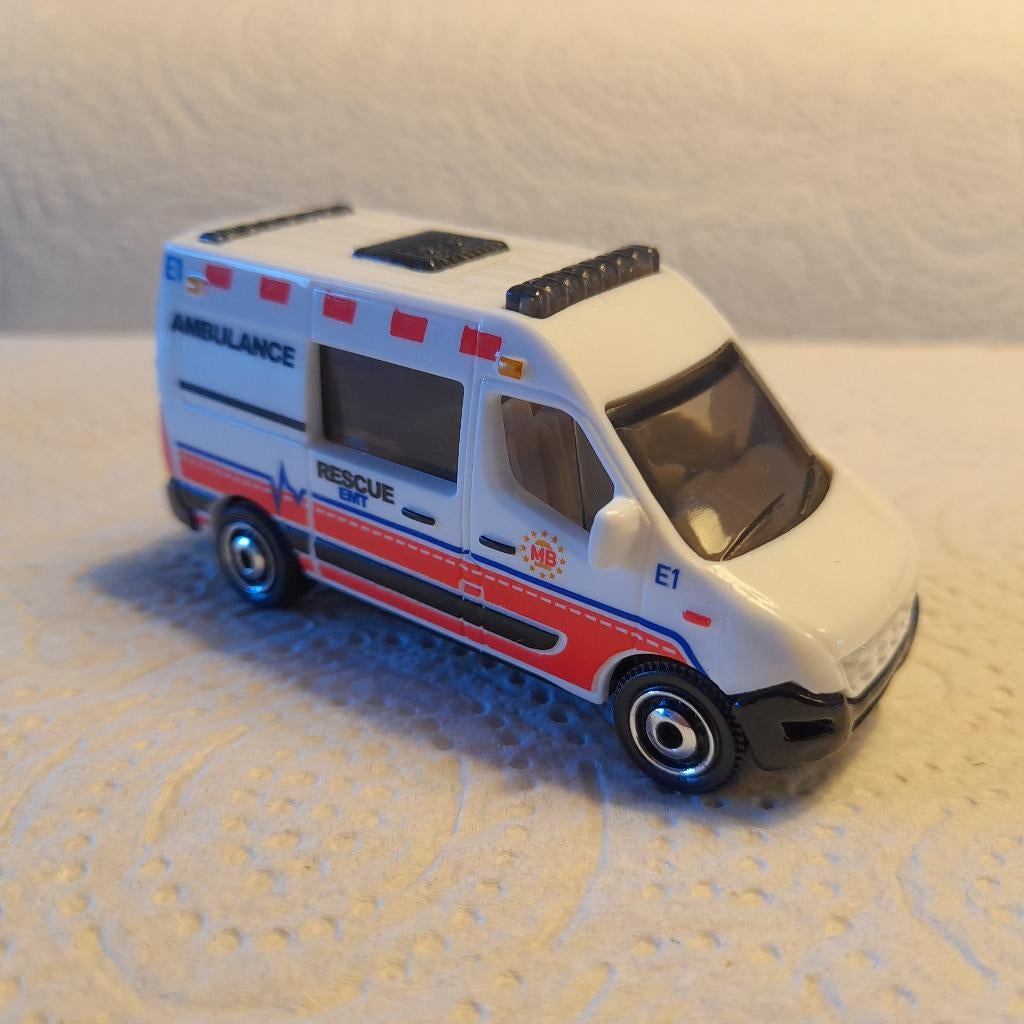 Matchbox Renault Master ambulance, Hobby en Vrije tijd, Modelauto's | Overige schalen, Ophalen of Verzenden, Nieuw, Auto