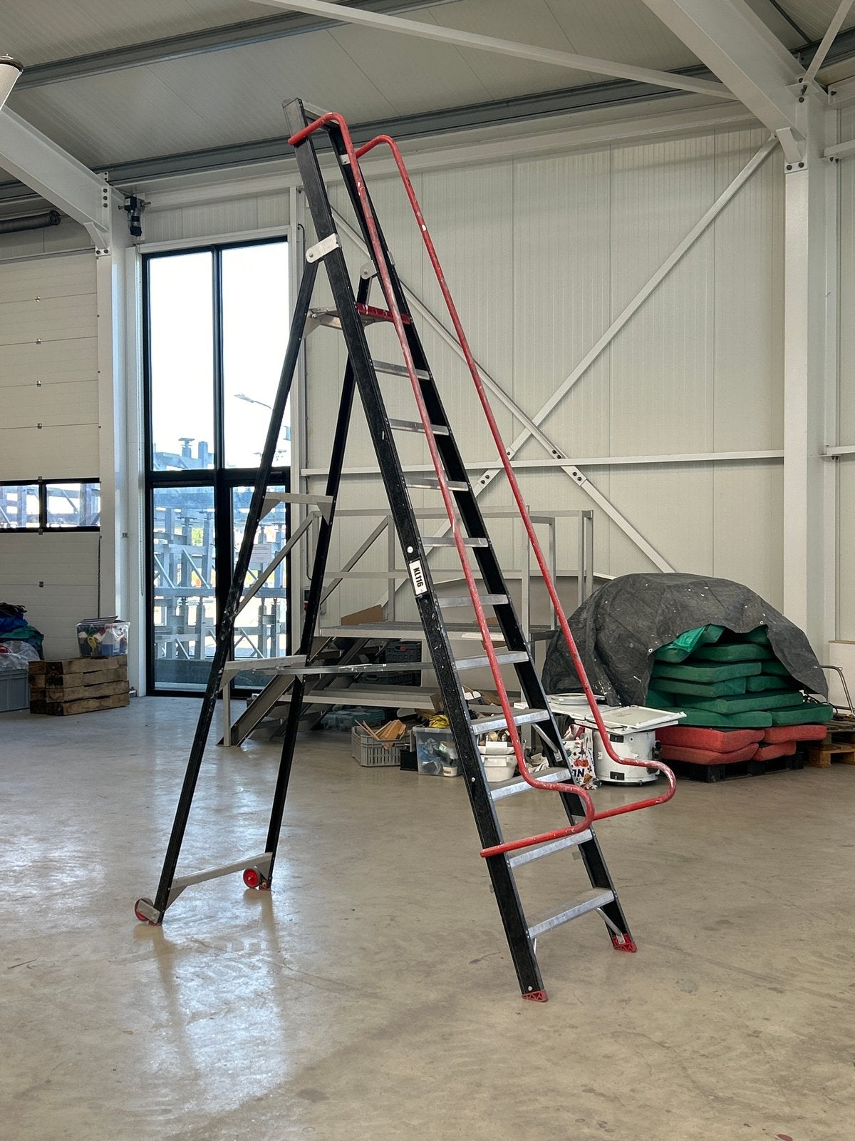 Stevige werkplaatsladder met wielen en leuning