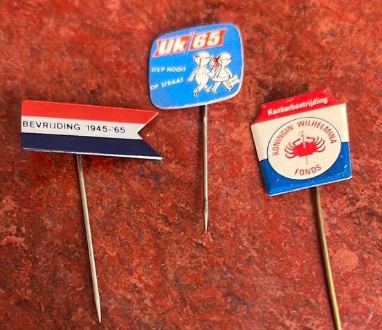3 speldjes Uk 65 Bevrijding 1945-65 Kon Wilhelmins fonds, Verzamelen, Speldjes, Pins en Buttons, Ophalen of Verzenden, Zo goed als nieuw