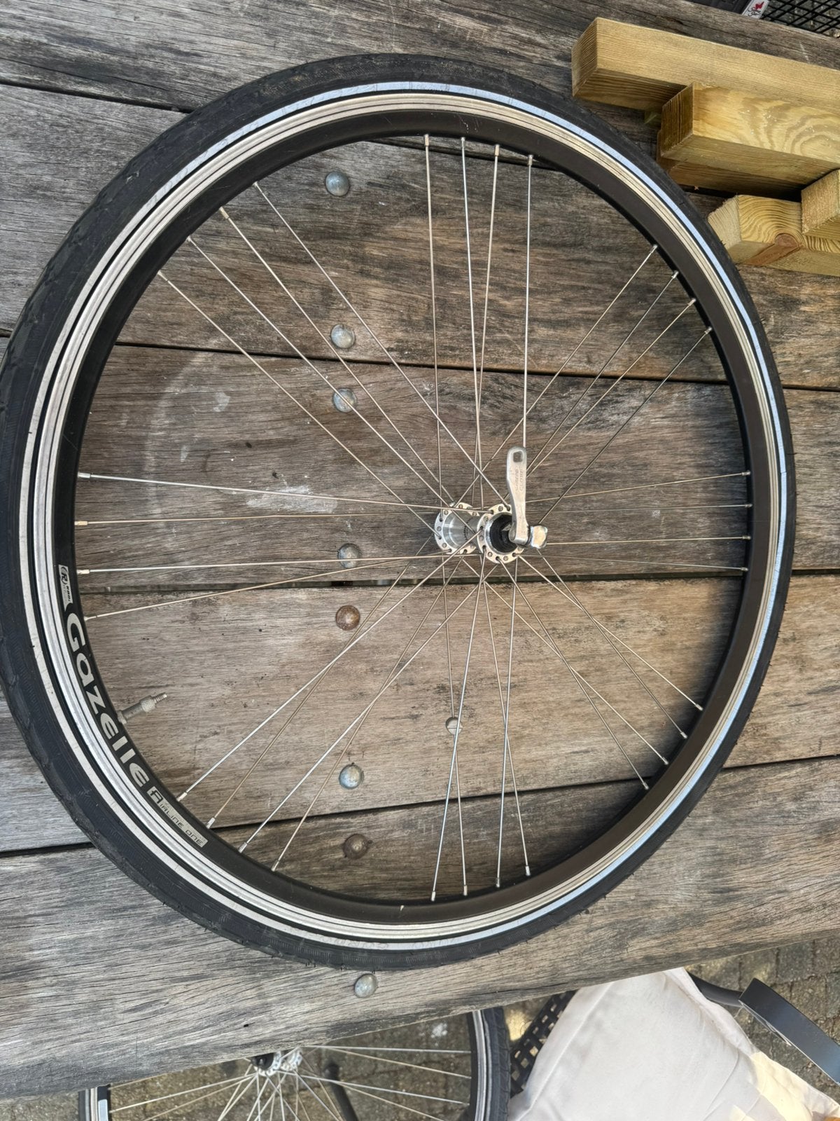 Gazelle 28 inch voorwiel met inval naaf en ZGAN band, Gebruikt, Toerfiets, Aluminium, Gazelle