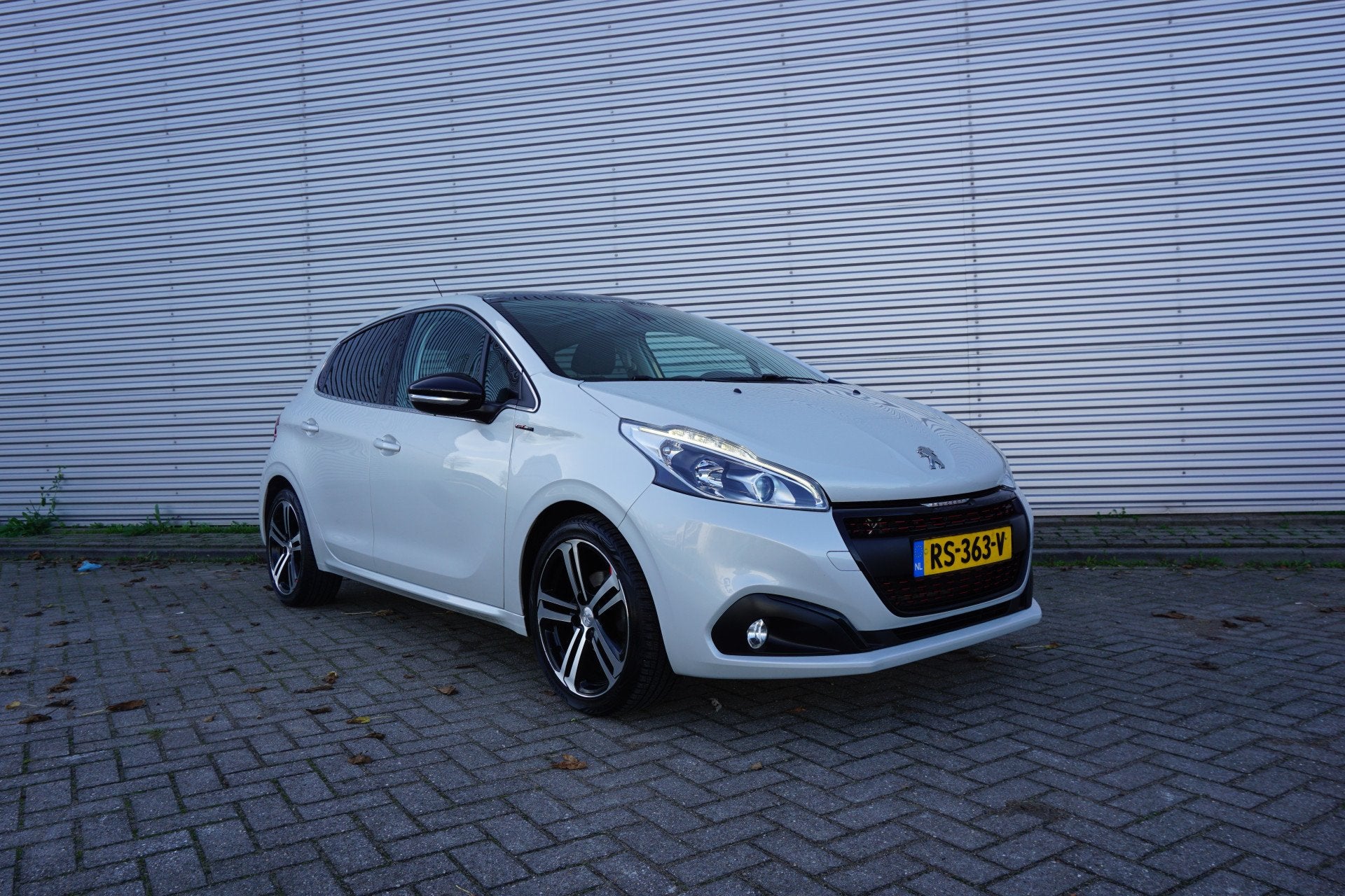 Peugeot 208 1.2 PureTech GT-line Airco / Navi / Cruise / Cam, Voorwielaandrijving, Euro 6, Leder en Stof, Origineel Nederlands