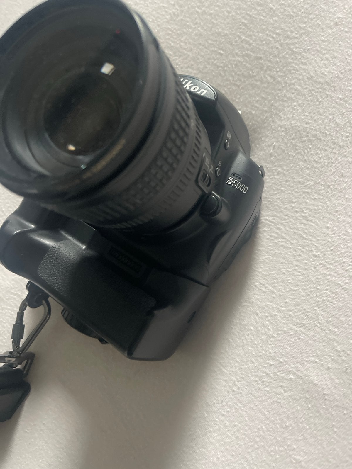 Nikon D5000 met batterij pack camer AF-S NIKKOR 18-55mm lens, Audio, Tv en Foto, Gebruikt, Spiegelreflex, Kantelbaar/draaibaar scherm