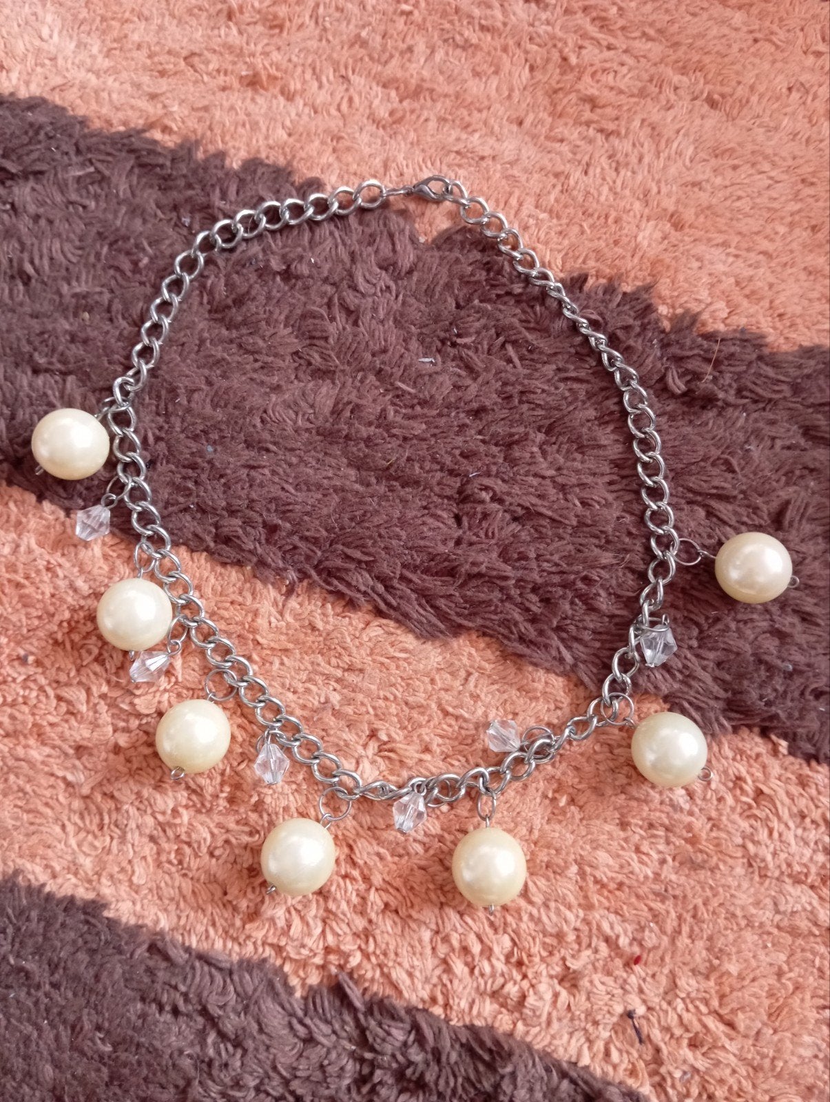 Ketting met zilverkleurige schakels en crèmekleurige parels, Sieraden, Tassen en Uiterlijk, Kettingen, Ophalen of Verzenden