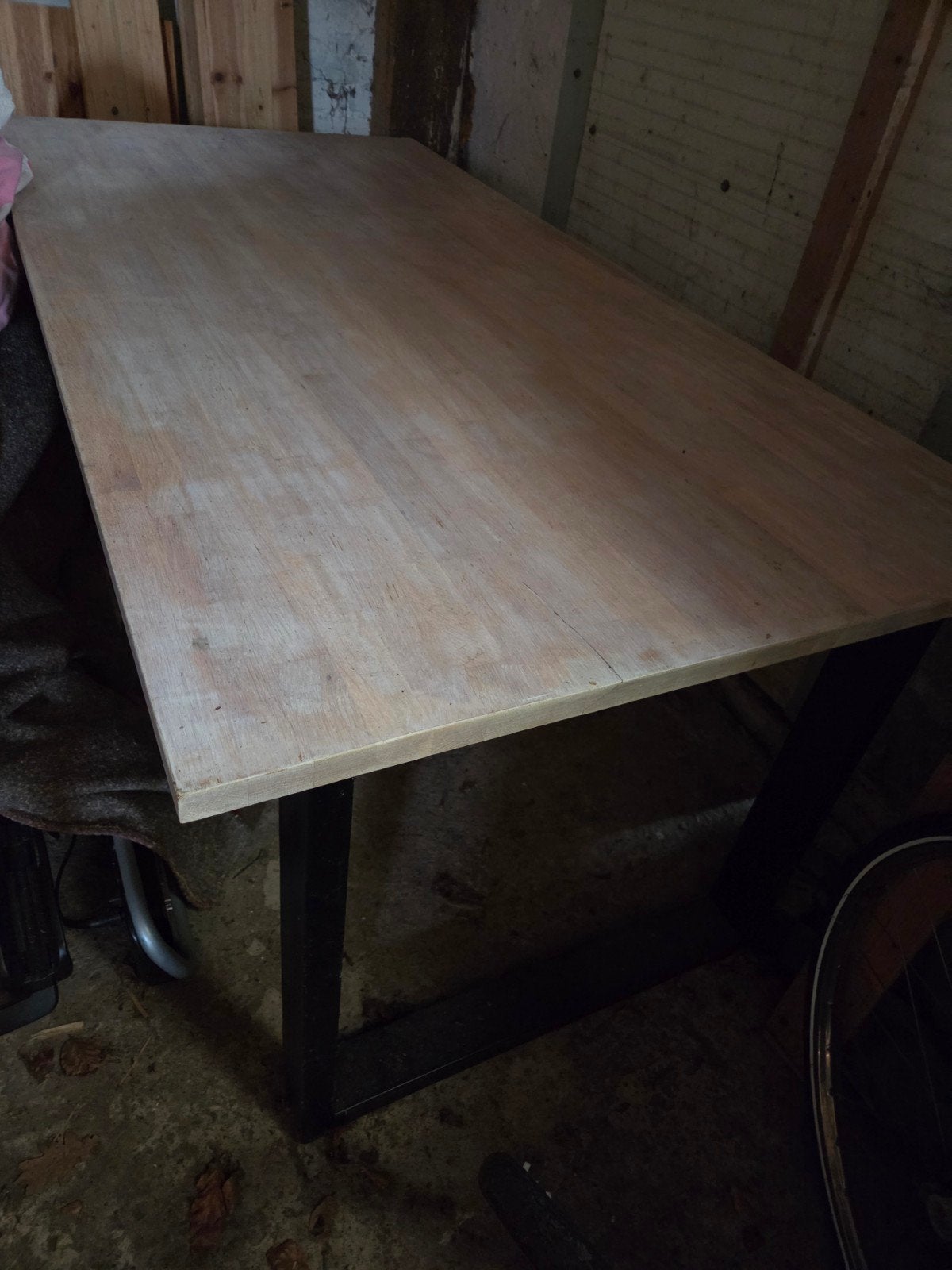 Mooie tafel met zwart metalen poten uit 1 stuk, Huis en Inrichting, Tafels | Eettafels, Ophalen, Gebruikt, 50 tot 100 cm, 150 tot 200 cm