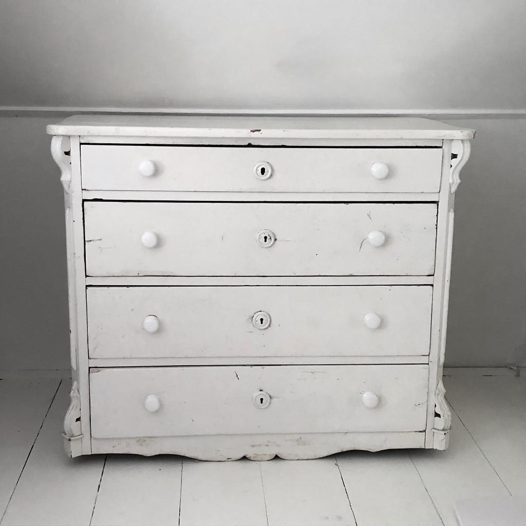 Antieke witte  biedermeier ladekast of commode, Antiek en Kunst, Antiek | Meubels | Kasten, Ophalen