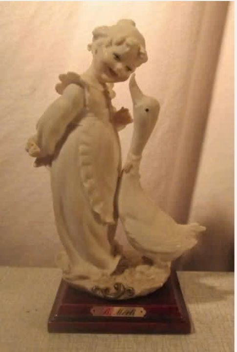 Prachtig Beeld 'Meisje met Zwaan' - Merli Capodimonte - 19cm, Ophalen of Verzenden, Zo goed als nieuw, Mens