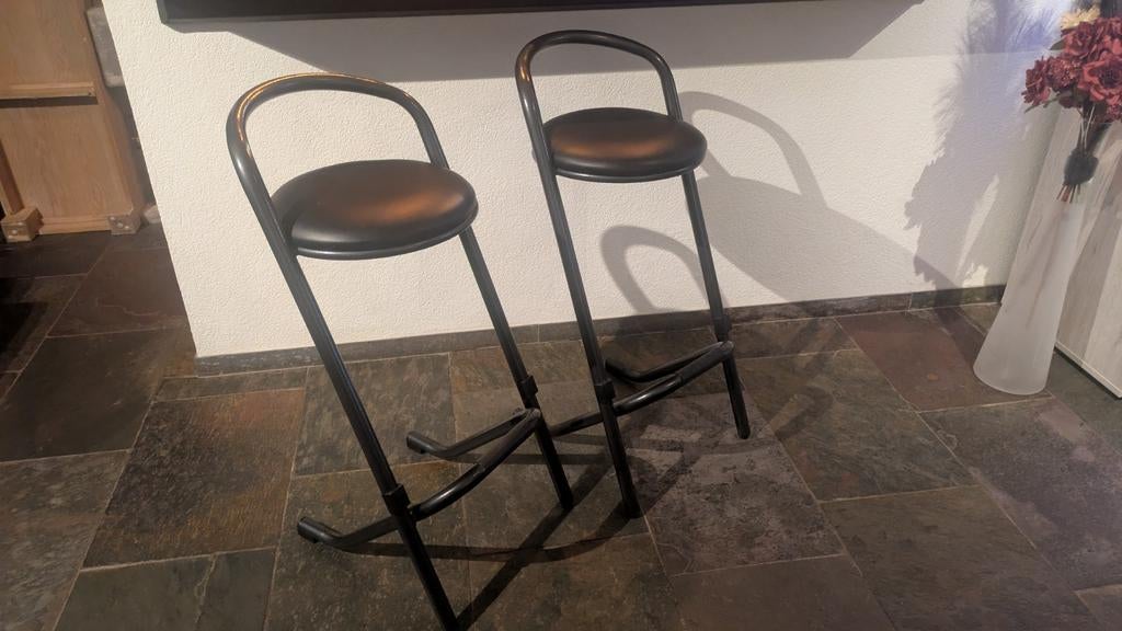 2x Stapelbare Barkrukken - Zwart Metaal met Voetsteun, Huis en Inrichting, Barkrukken, Ophalen, Gebruikt, Met voetsteun, 90 cm of meer