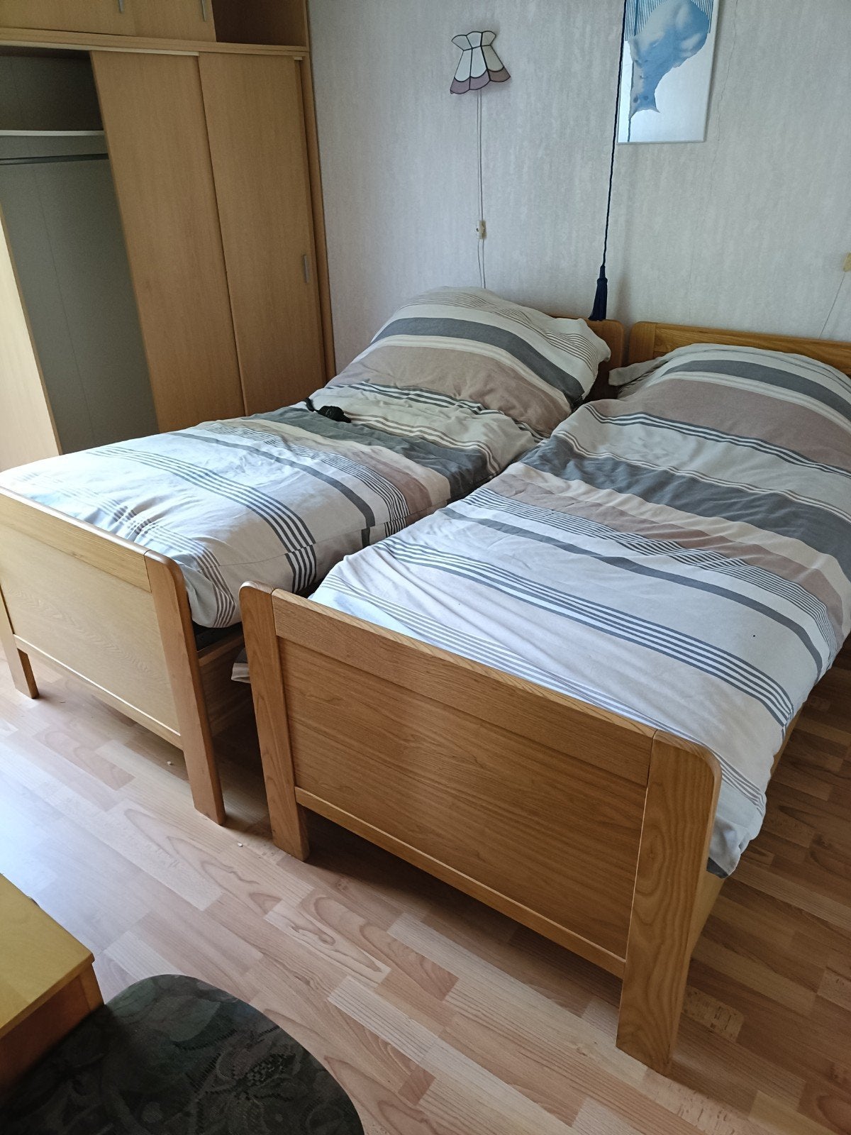 Twee eenpersoonsbedden van massief hout, Ophalen, 90 cm, Eenpersoons, Bruin