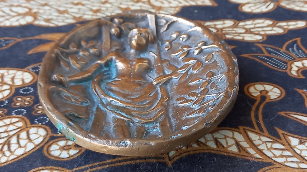 Mooi oud Engels erotisch schaaltje met een vrouw 15,3 cm., Antiek en Kunst, Antiek | Koper en Brons, Ophalen of Verzenden, Koper