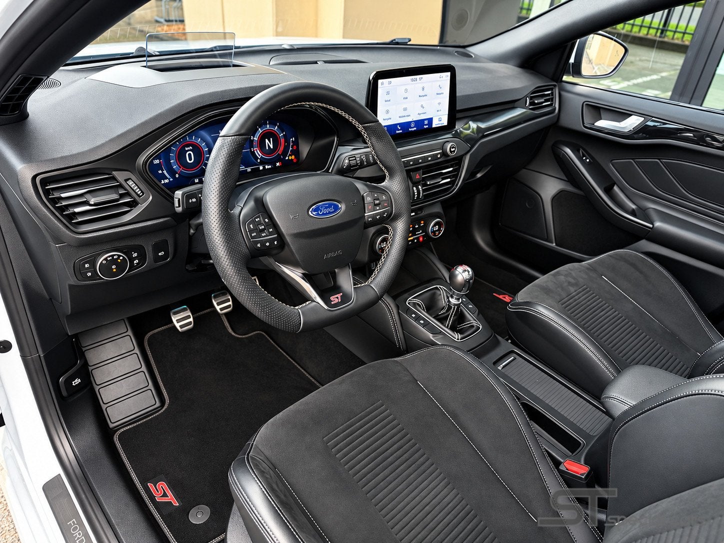 Ford Focus Wagon 2.3 EcoBoost ST-X|Pano|HUP|Performance Pack, Auto's, Dealer onderhouden, Gebruikt, Zwart, 4 cilinders