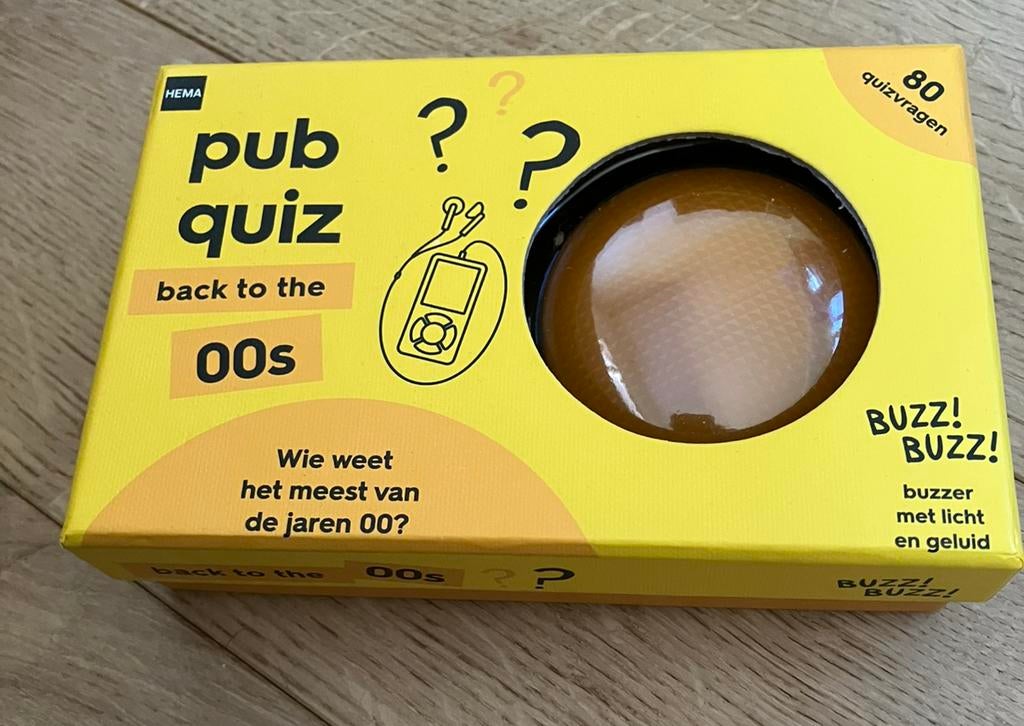 PUB QUIZ met 80Qs + buzzer met licht /geluid Back to the 00s, Ophalen of Verzenden, Zo goed als nieuw