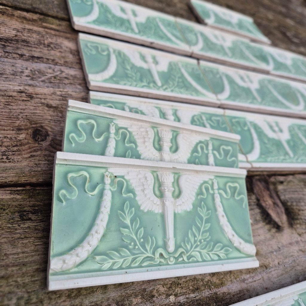 29 art nouveau randtegels mintgroen / wit opgelegd decor, Antiek en Kunst, Antiek | Wandborden en Tegels, Ophalen