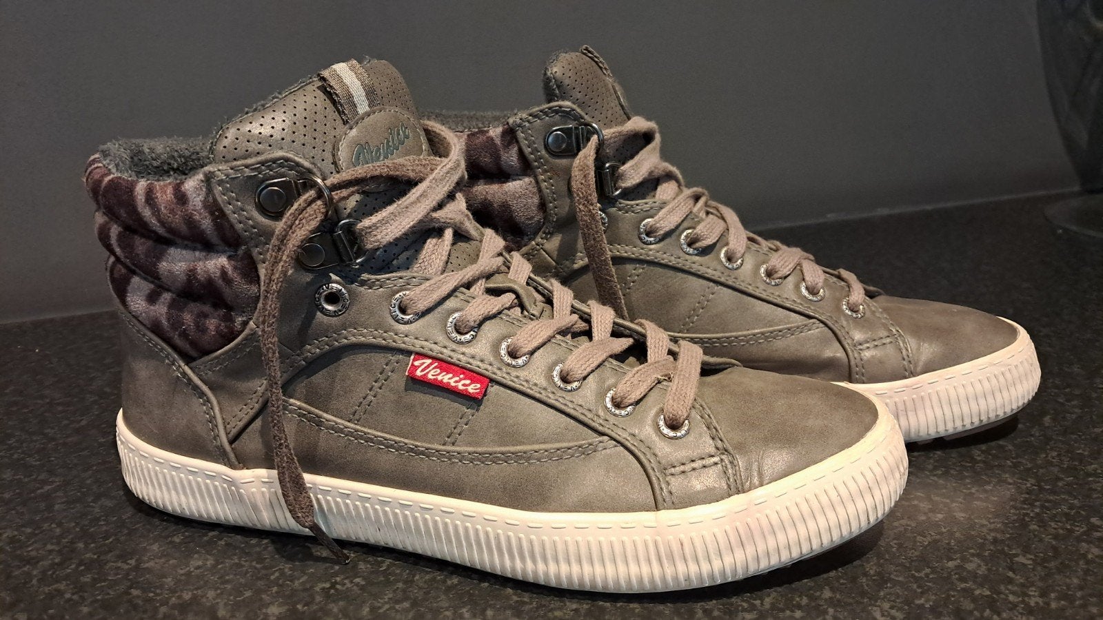 Weinig gedragen sneakers - maat 40, Venice, Ophalen of Verzenden, Sneakers of Gympen