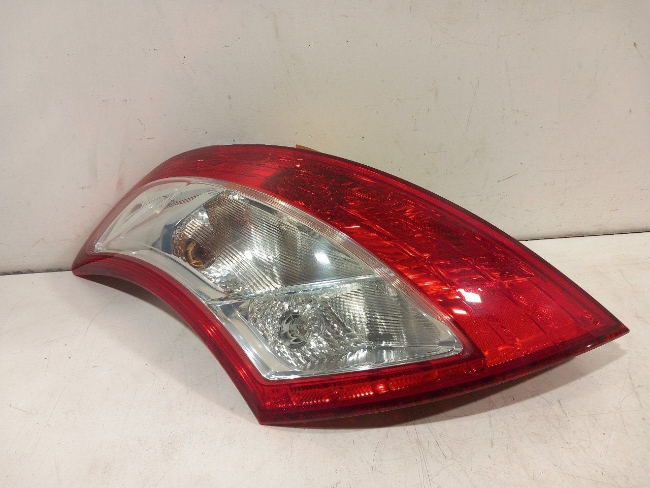 Achterlicht links buiten Suzuki Swift, Auto-onderdelen, Onderdelen@venauto.nl, Van der Ven Autorecycling B.V., Gebruikt, Ettenseweg 76, 4706 PB Roosendaal, The Netherlands