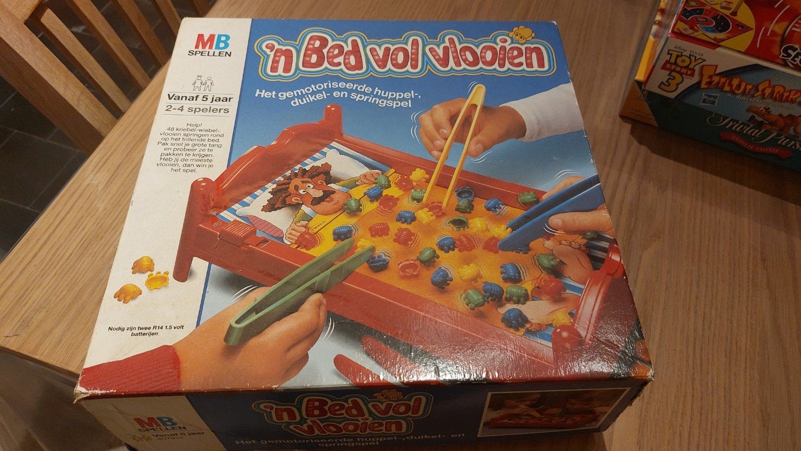 MB gezelschapsspel In Bed Vol Vlooien - Zeer mooie staat, Drie of vier spelers, Verzenden, Zo goed als nieuw, MB Spellen