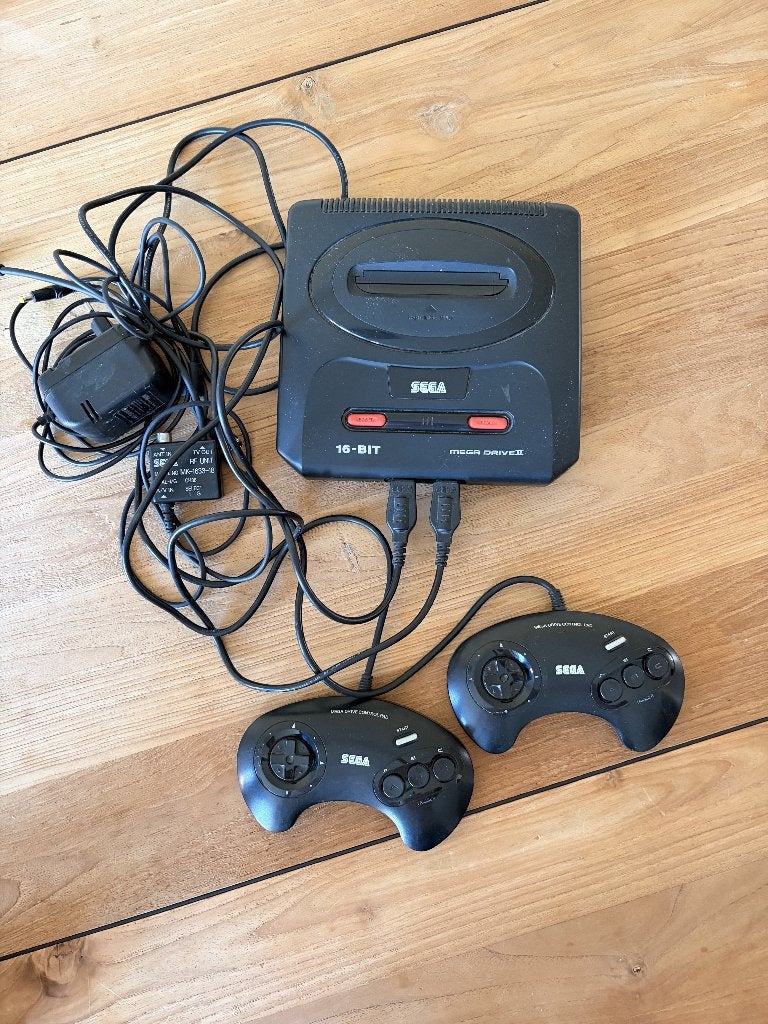 Sega Mega Drive II met 2 controllers en 9 games, Spelcomputers en Games, Ophalen, Mega Drive, Met 2 controllers, Gebruikt
