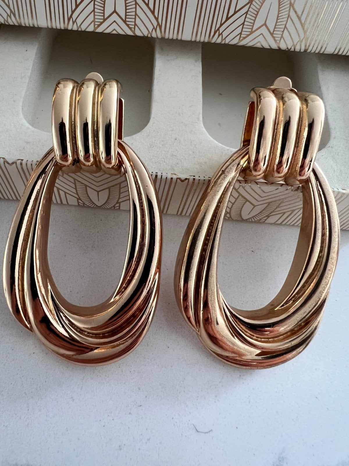 OLCAY GULSEN BALLROOM BLING STATEMENT GOUDEN OORBELLEN NIEUW, Sieraden, Tassen en Uiterlijk, Overige materialen, Hangers, Nieuw