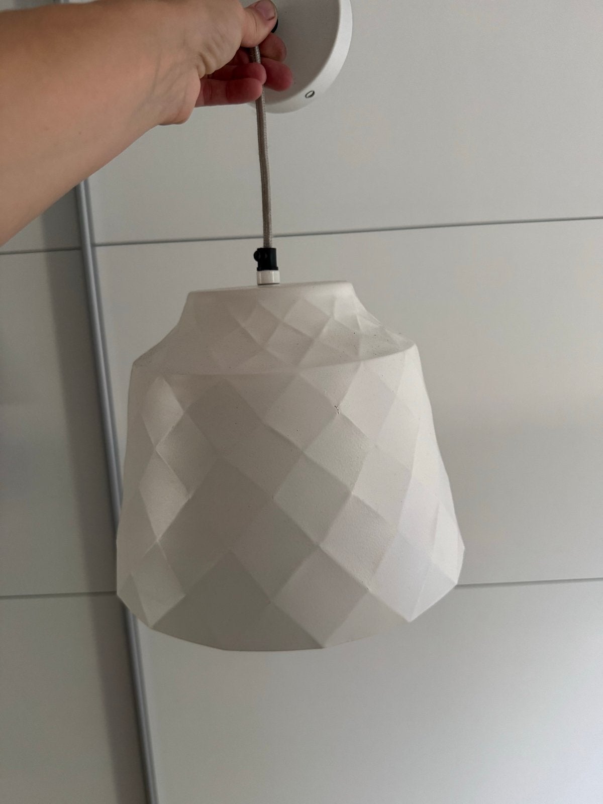 Moderne witte hanglamp met geometrisch patroon, Ophalen, Zo goed als nieuw, Kunststof, E27 (groot)