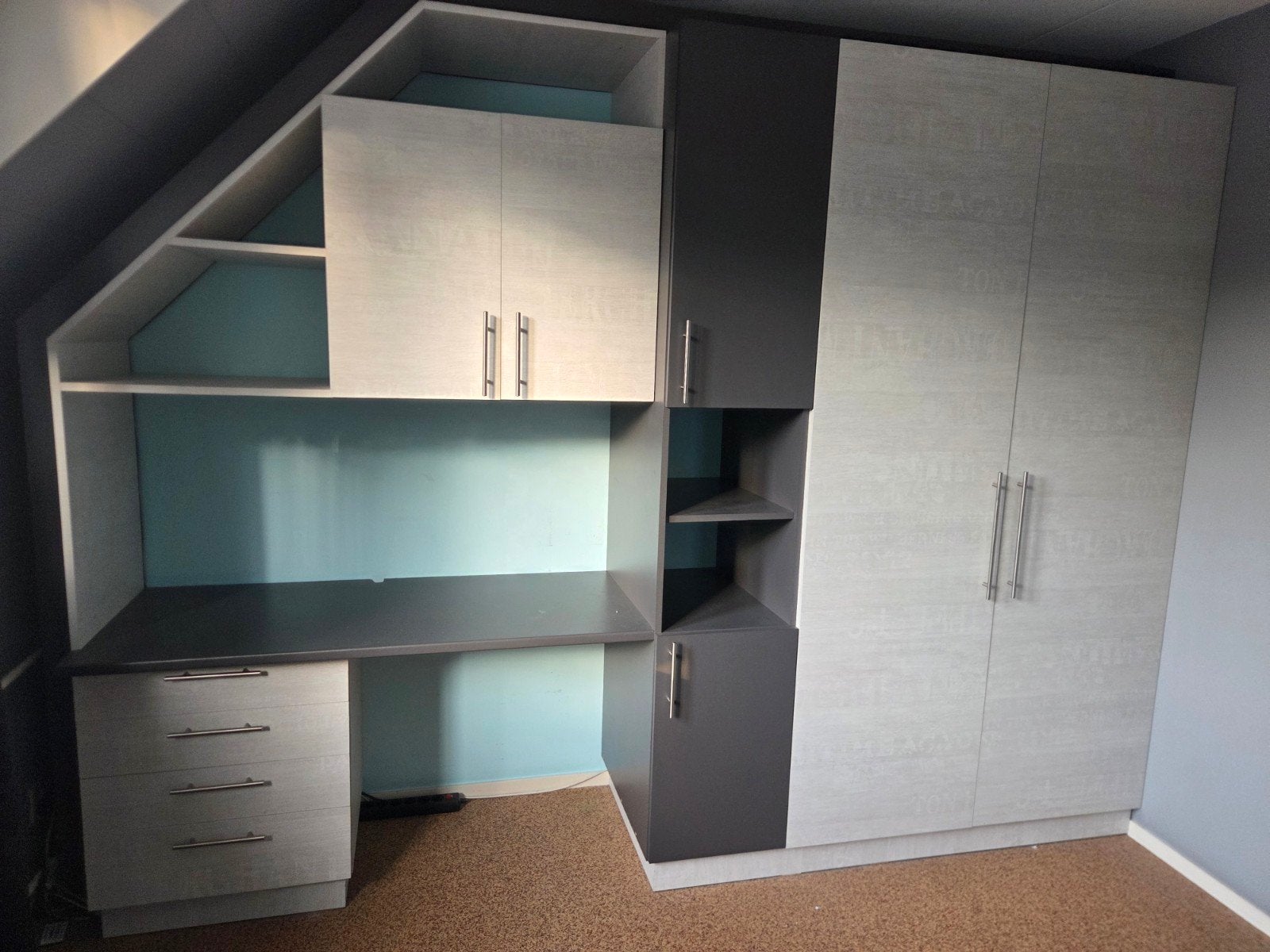 Maatwerk kledingkast met bureau en opbergruimte, Huis en Inrichting, Kasten | Kledingkasten, Modern, functioneel, maatwerk, Gebruikt