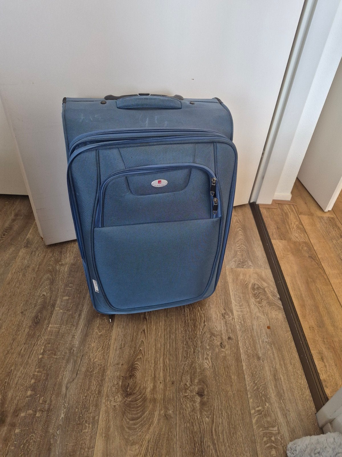Nette koffer, Hard kunststof, Zo goed als nieuw, 35 tot 45 cm, Ophalen