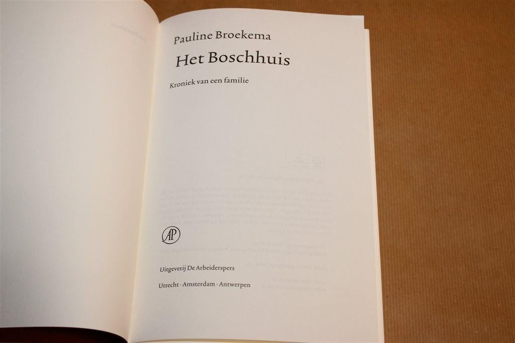 Het Boschhuis — Kroniek Van Een Familie — Pauline Broekema, Ophalen of Verzenden, Zo goed als nieuw