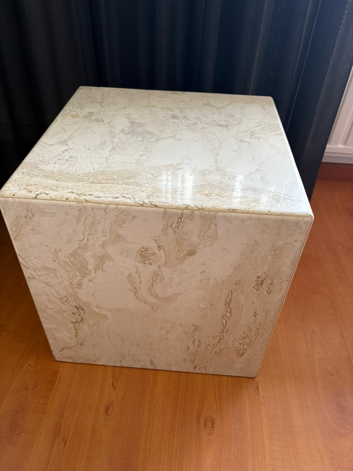 Travertin kubus bijzet tafel, Ophalen, Zo goed als nieuw, Minder dan 50 cm