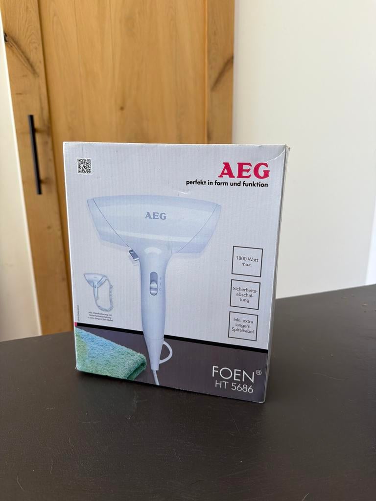 AEG Föhn HT 5686 met Wandbevestiging - 1800W, Ophalen, Nieuw, Haarverzorging
