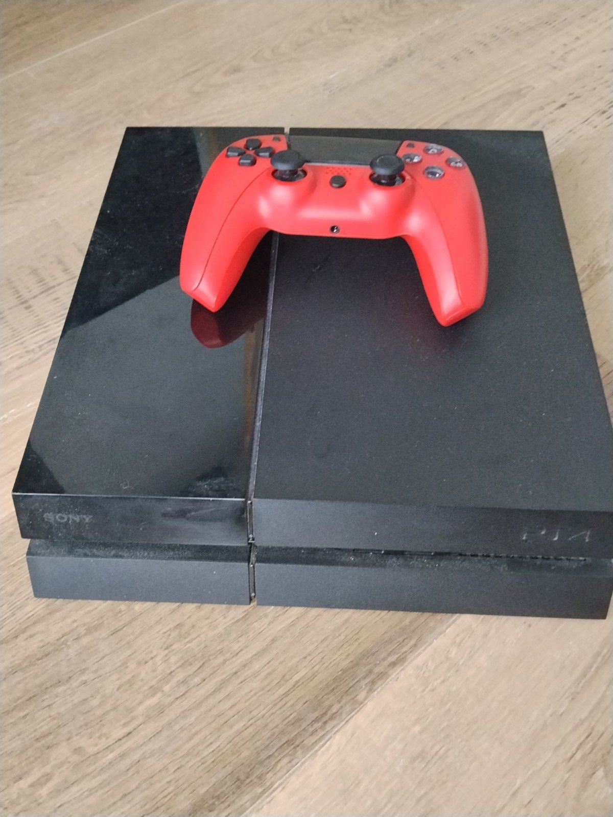 SchrijvenSony PlayStation 4 + rode DualShock 4 controller
So, Ophalen of Verzenden, Zo goed als nieuw, Met 1 controller, Original