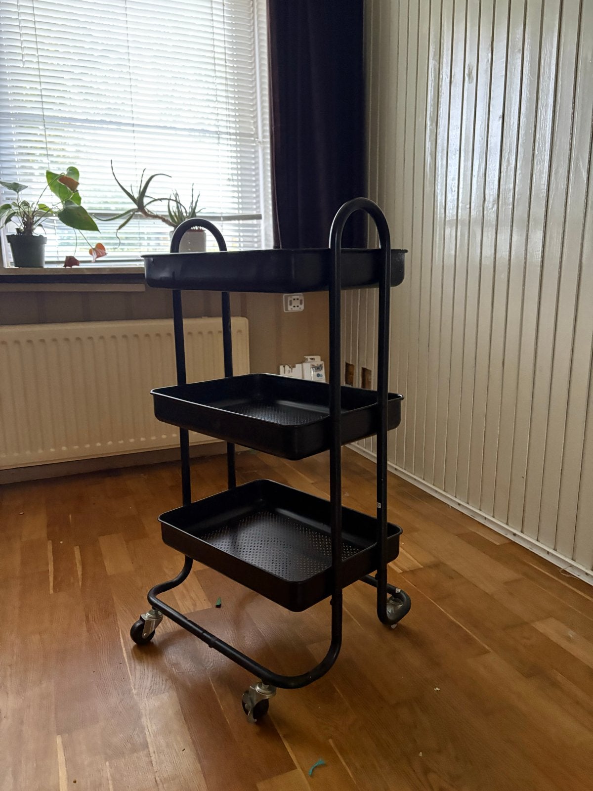 Handig zwart ijzeren rekje op wieltjes, Ophalen, Gebruikt