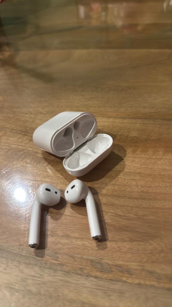 Airpods 2 (defect linker oortje), Gebruikt, Ophalen of Verzenden, Apple, In oorschelp (earbud)