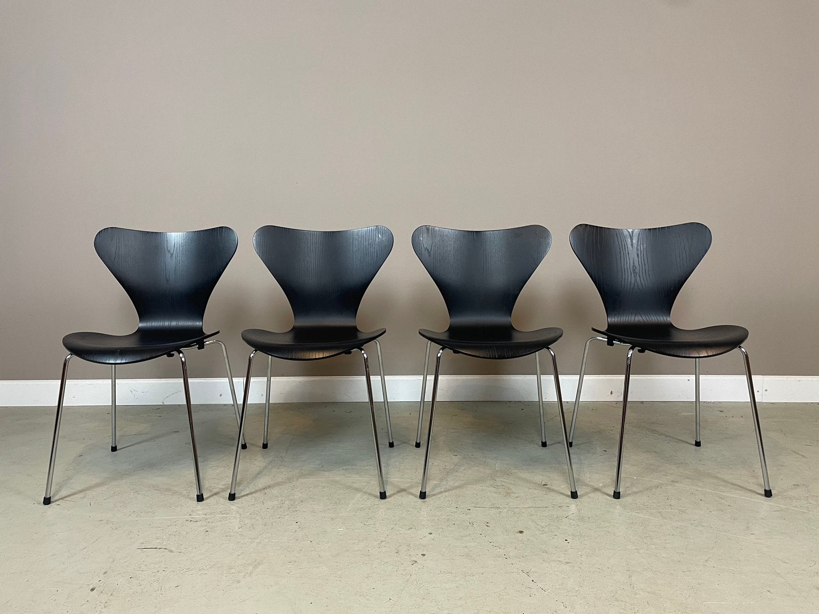 4 Fritz Hansen vlinderstoelen uit 2022 zo goed als nieuw, Huis en Inrichting, Stoelen, Ophalen, Zwart, Zo goed als nieuw, Vier