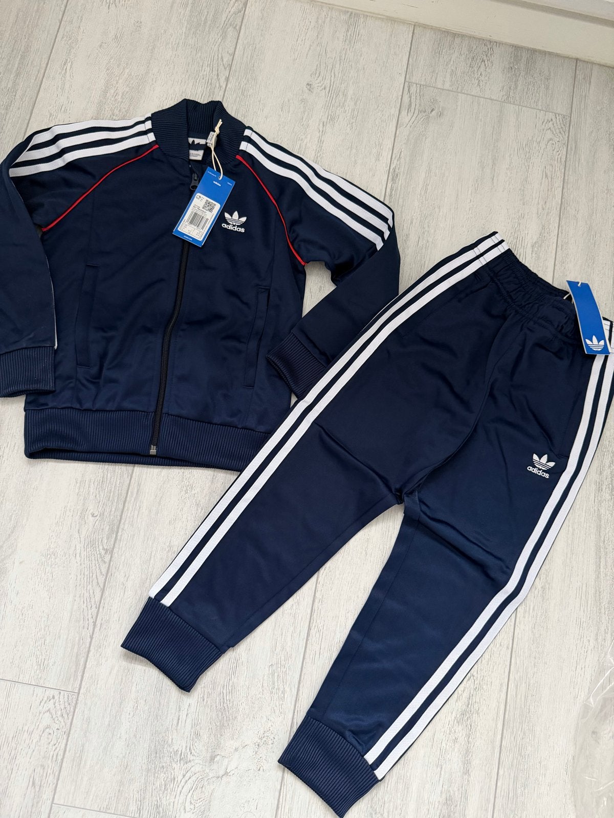Adidas trainingspak voor kinderen - Maat 122 - Nieuw, Ophalen of Verzenden, Nieuw, Jongen of Meisje, Setje