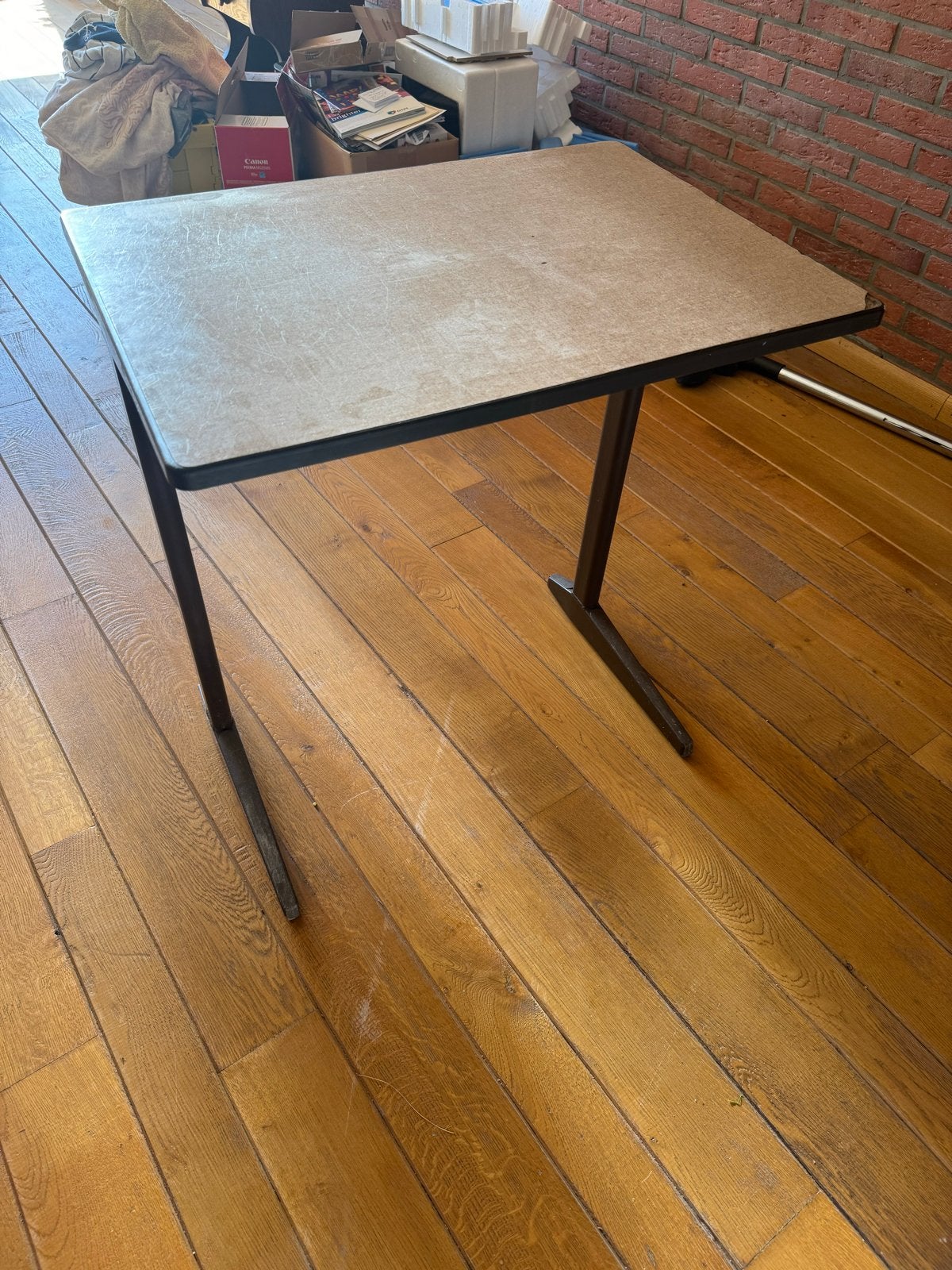 GRATIS Vintage bijzettafel / laptoptafel, Huis en Inrichting, Tafels | Bijzettafels, Ophalen, Gebruikt, Metaal of Aluminium, 55 tot 75 cm