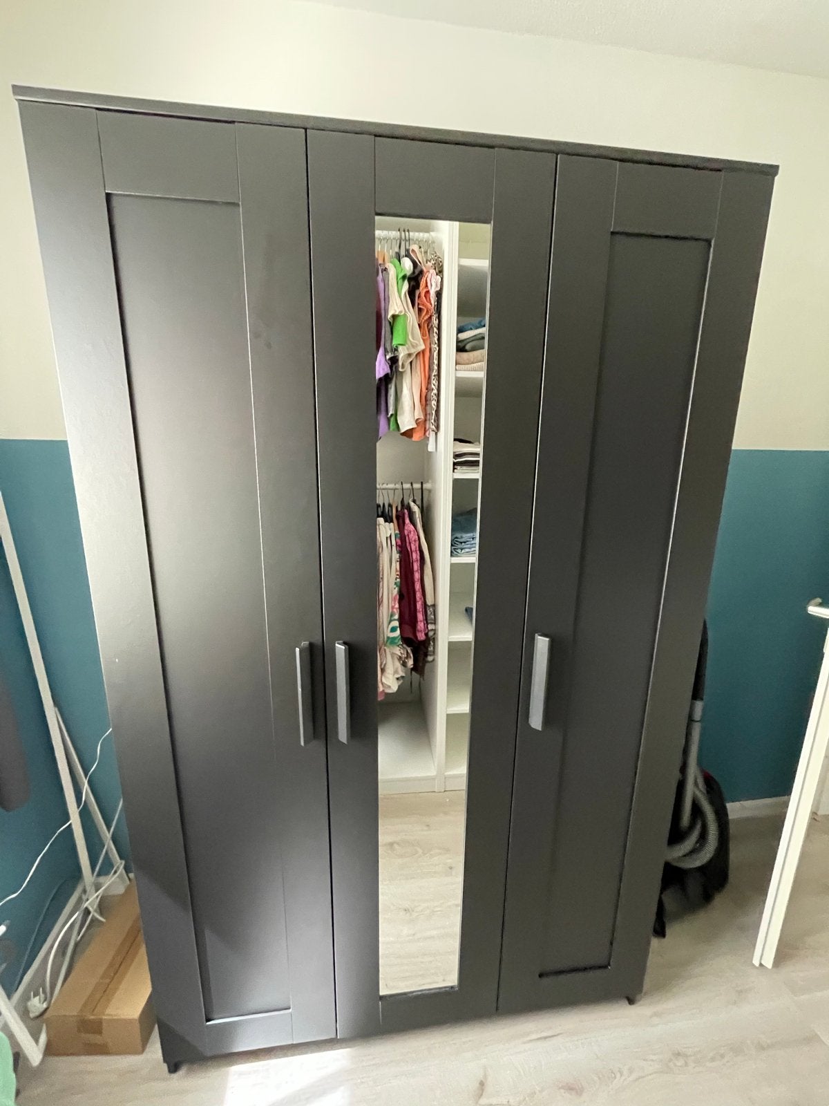 IKEA BRIMNES Kledingkast met 3 deuren en spiegel, Ophalen, Gebruikt, 100 tot 150 cm, 150 tot 200 cm