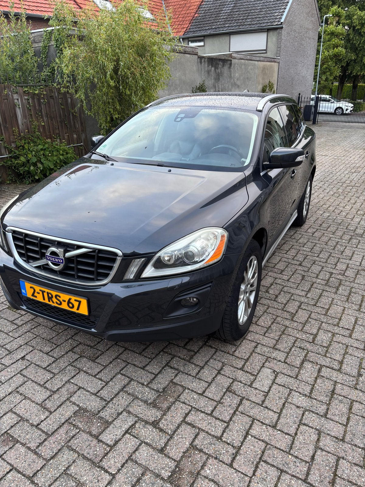 Volvo XC60 2.4 D5 AWD Geartronic 2010 Grijs, Stoelverwarming, Zwart, 197 €/maand, 2000 kg